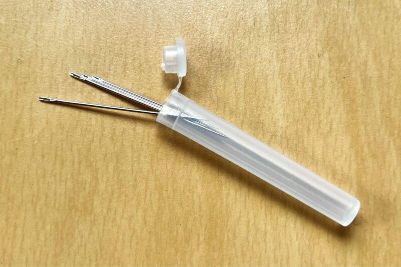 無印良品の携帯用ソーイングセットの針ケース