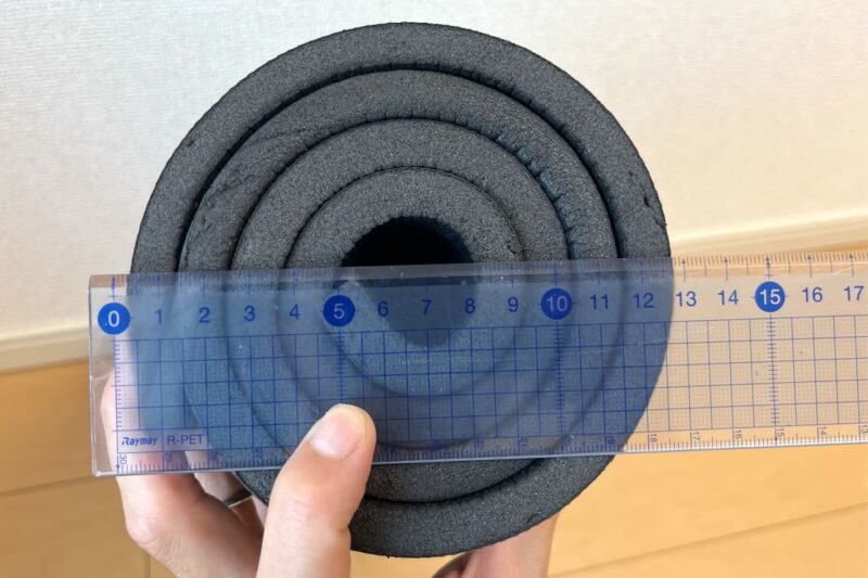 山と道のUL Pad15+とEVERNEWのTraverse mat 100の比較（収納サイズ）