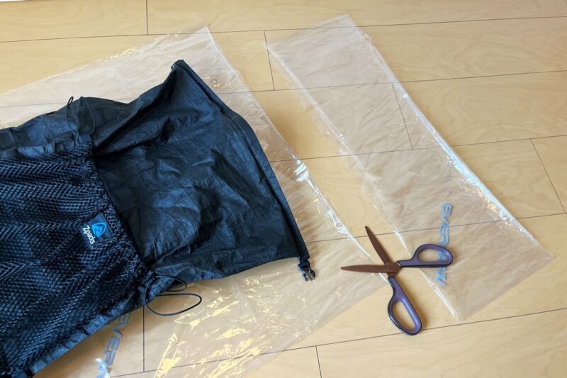 バックパックのサイズにはさみでカットしたEVERNEWのEVERSHIELD