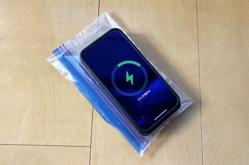 ジップロック越しにワイヤレス充電するAnkerのMagGo Power Bank 10000mAh Slim
