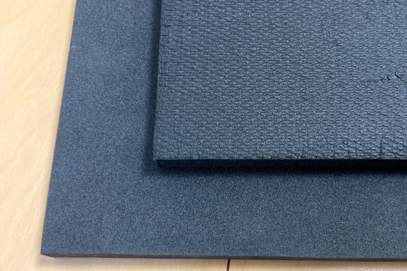 山と道のUL Pad15+とEVERNEWのTraverse mat 100の比較（表面加工）