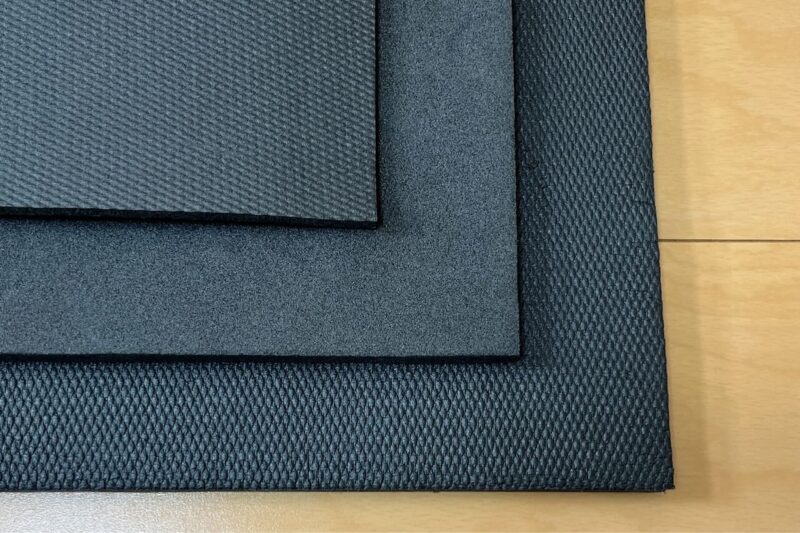 山と道のスリーピングパッドの表面のシボ加工比較